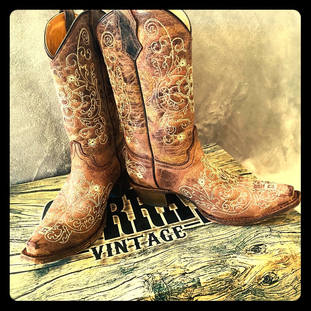 Corral Embroidered Snip Toe Western Boots